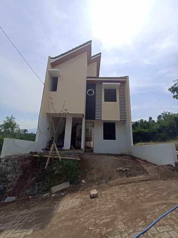 dijual rumah nayanika hill jedong