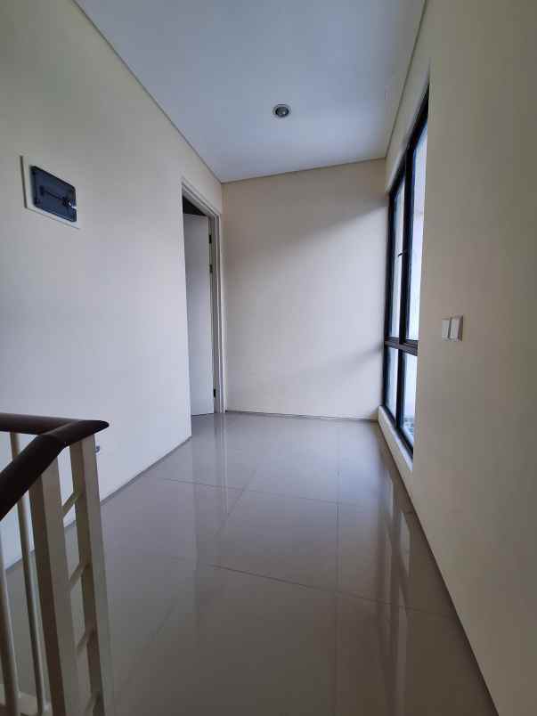 dijual rumah north west lake