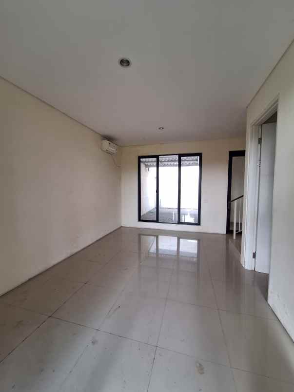 dijual rumah north west lake