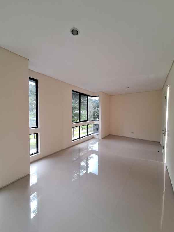 dijual rumah north west lake