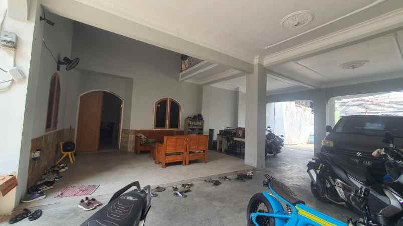 dijual rumah parkiran luas anti banjir