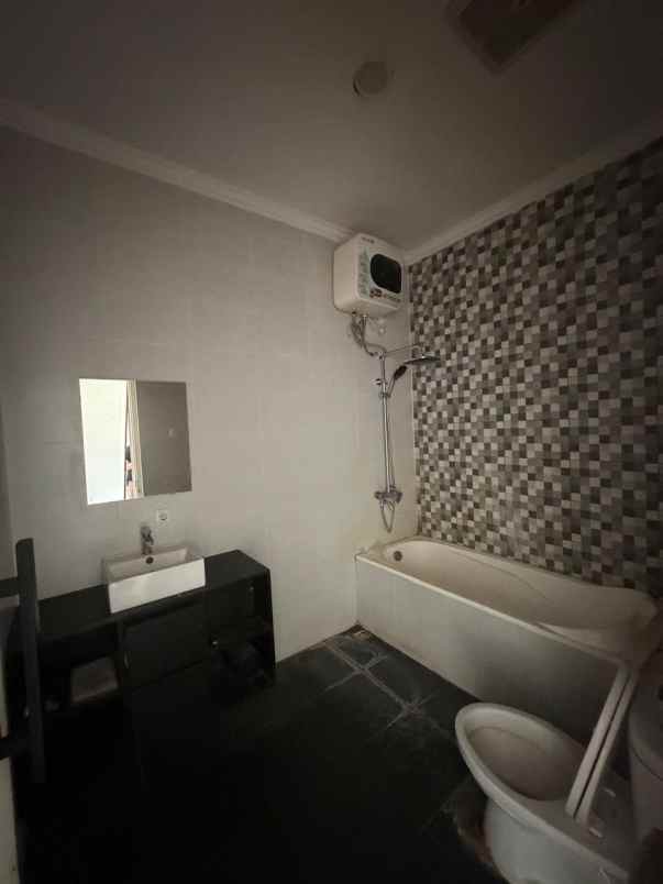 dijual rumah perumahan eramas 2000