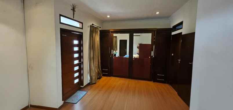 dijual rumah perumahan kota legenda