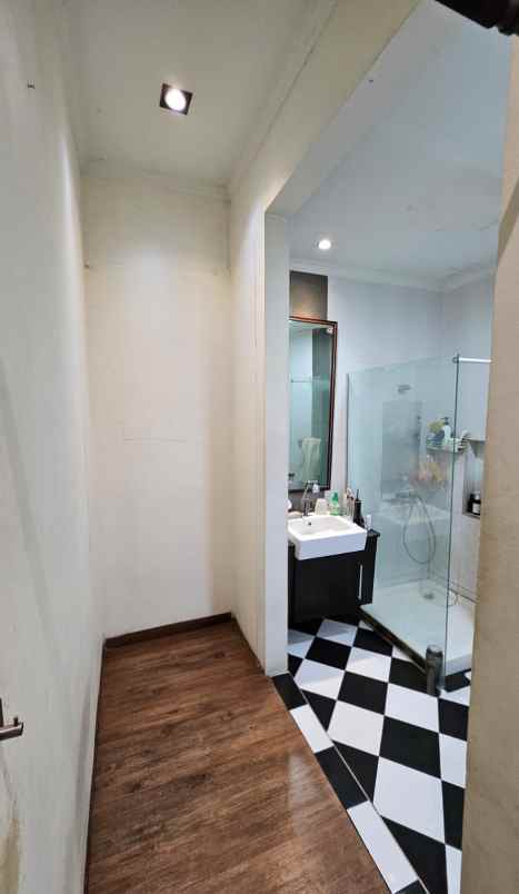 dijual rumah perumahan kota legenda