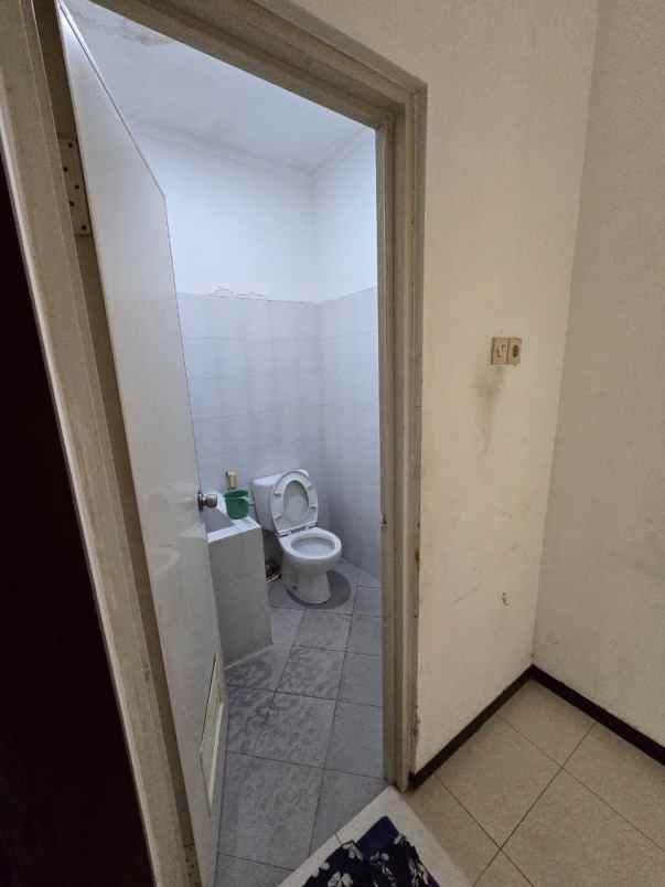 dijual rumah perumahan royal ketintang