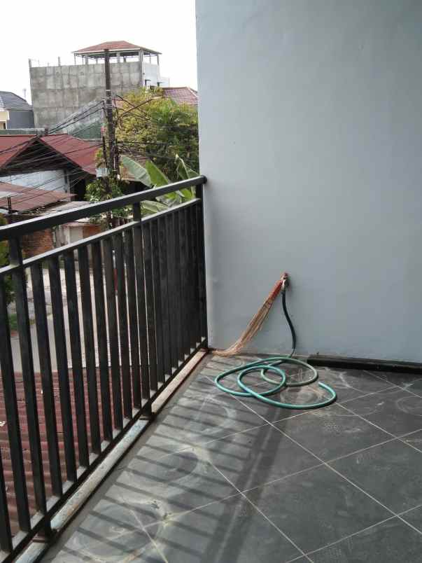 dijual rumah rumah di komplek karang