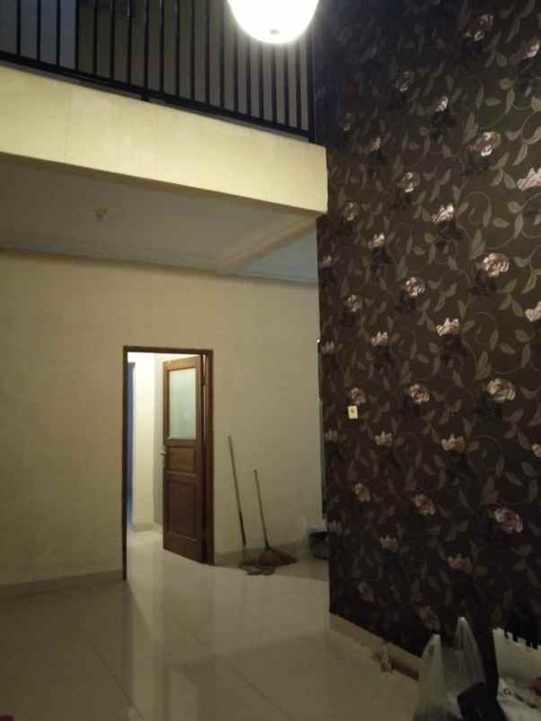 dijual rumah rumah di komplek karang