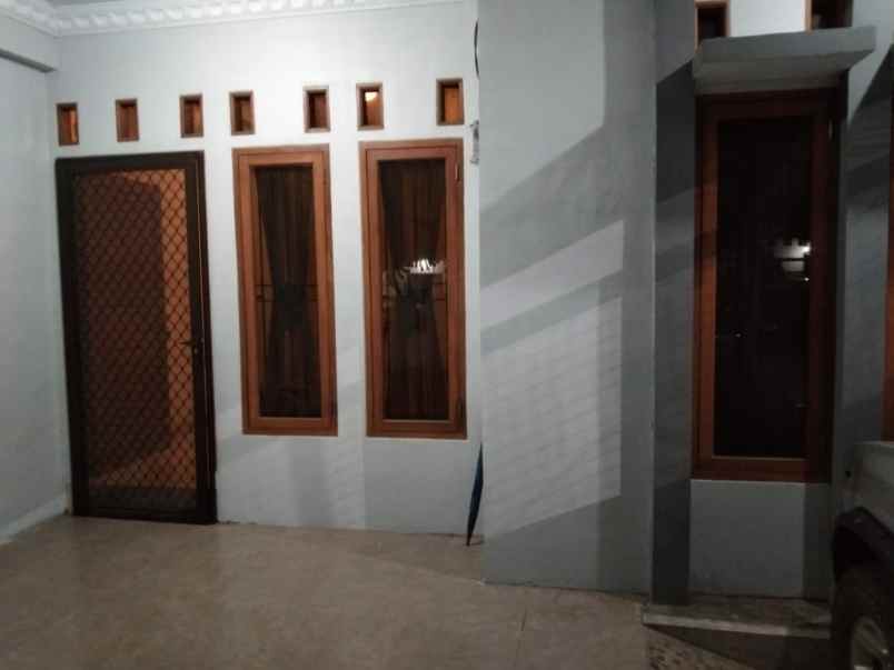 dijual rumah rumah di komplek karang