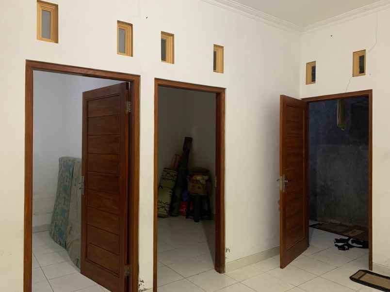 dijual rumah second tepi jalan utama