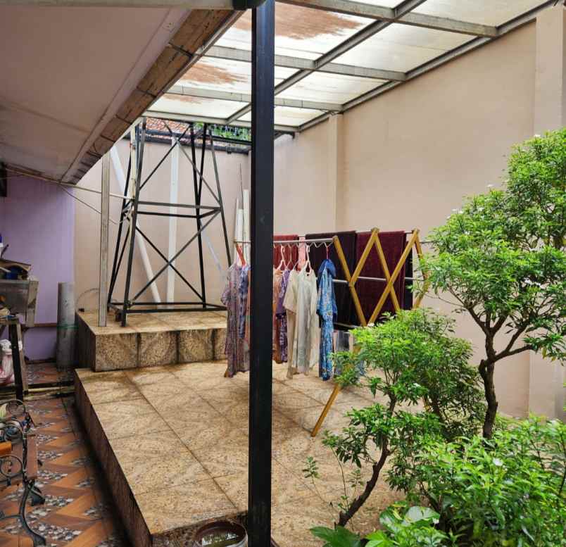 dijual rumah second terawat di pancoran mas depok