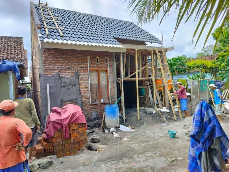 dijual rumah selomartani