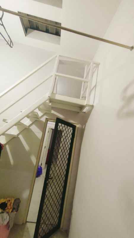 dijual rumah semampir