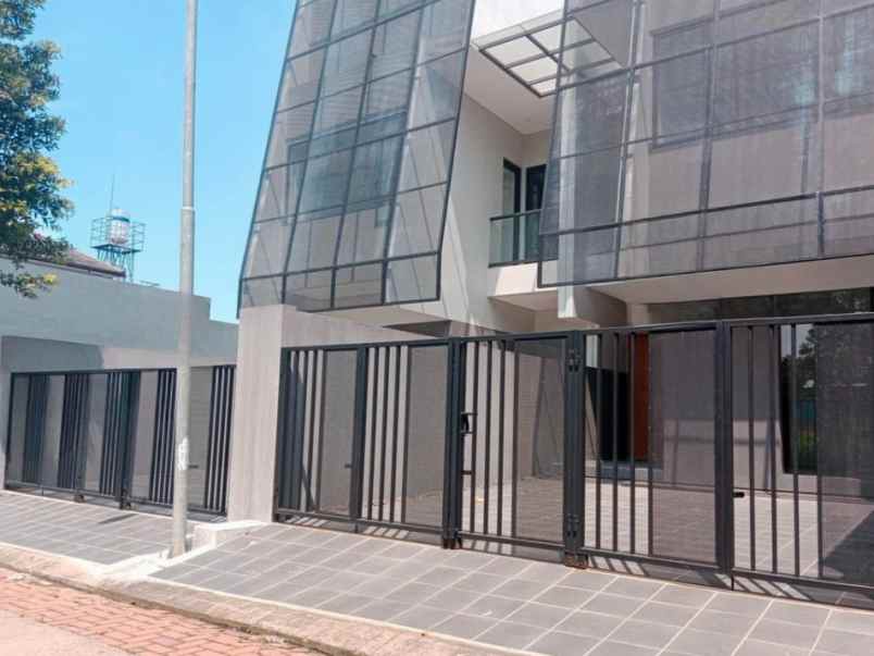 dijual rumah setraduta