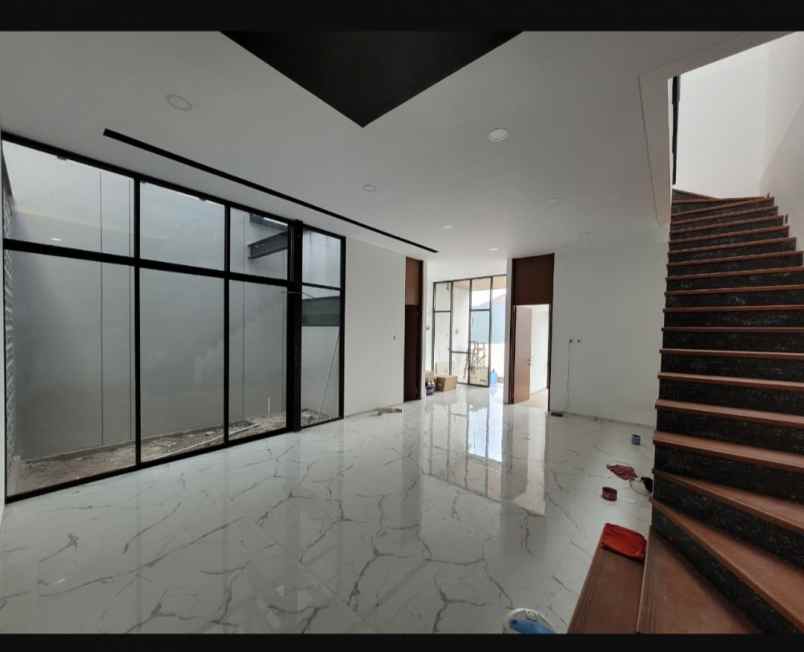 dijual rumah setraduta