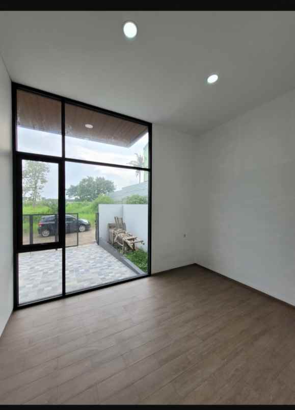 dijual rumah setraduta