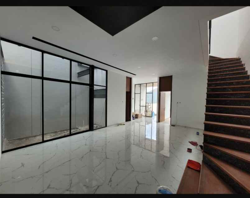 dijual rumah setraduta