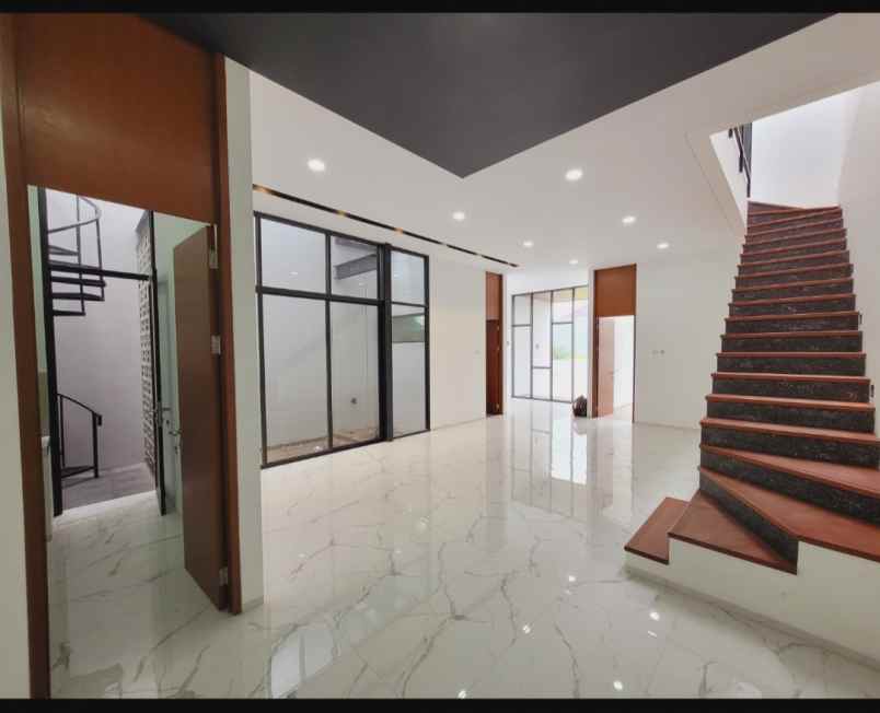 dijual rumah setraduta