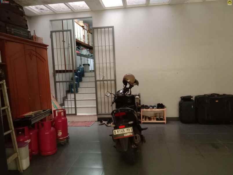dijual rumah setrasari sukajadi kota