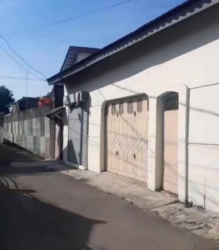 dijual rumah siap huni dua lantai lokasi strategis