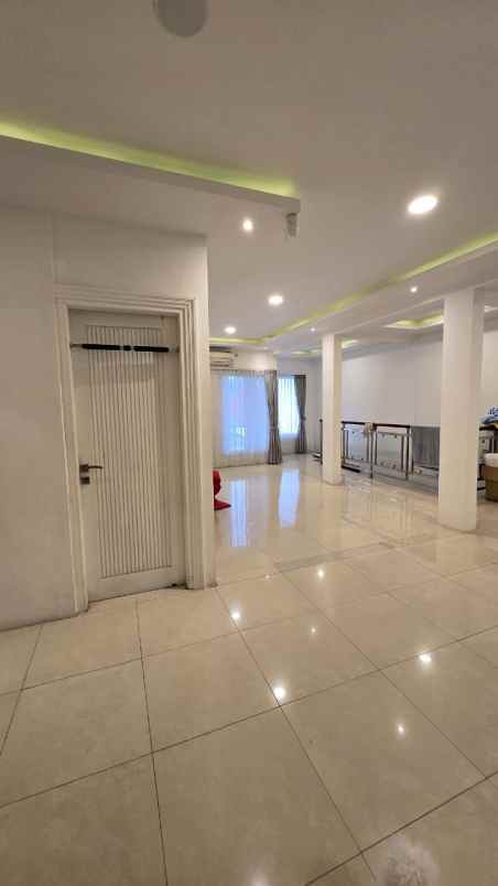 dijual rumah simpang darmo permai