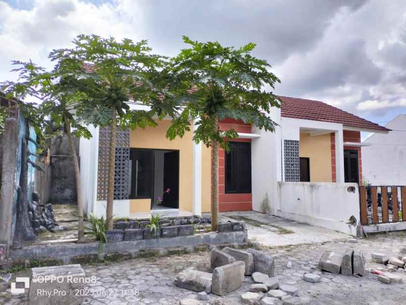 dijual rumah spbu manisrenggo