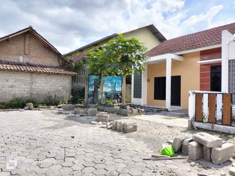 dijual rumah spbu manisrenggo