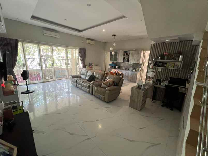 dijual rumah sutorejo