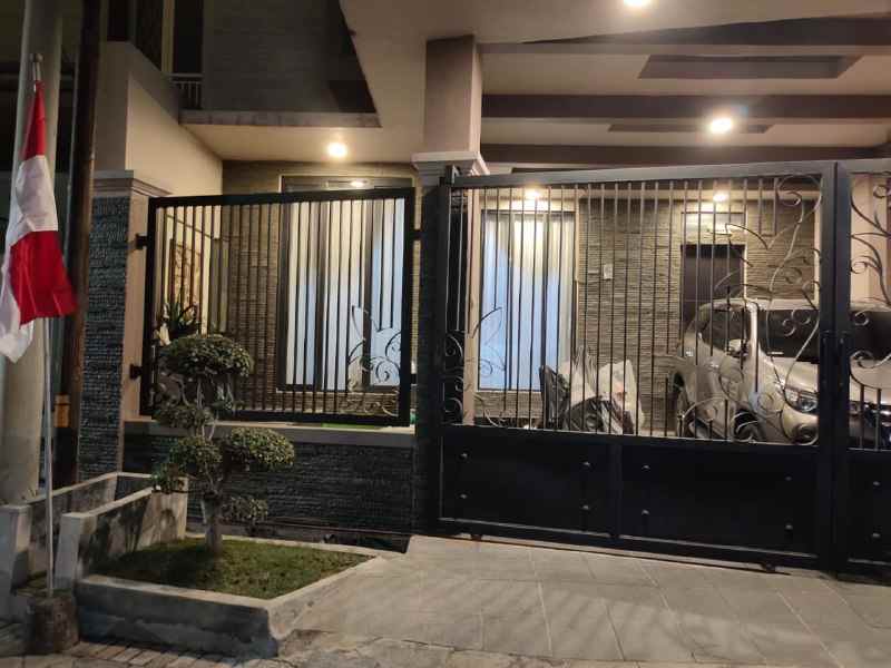 dijual rumah sutorejo timur