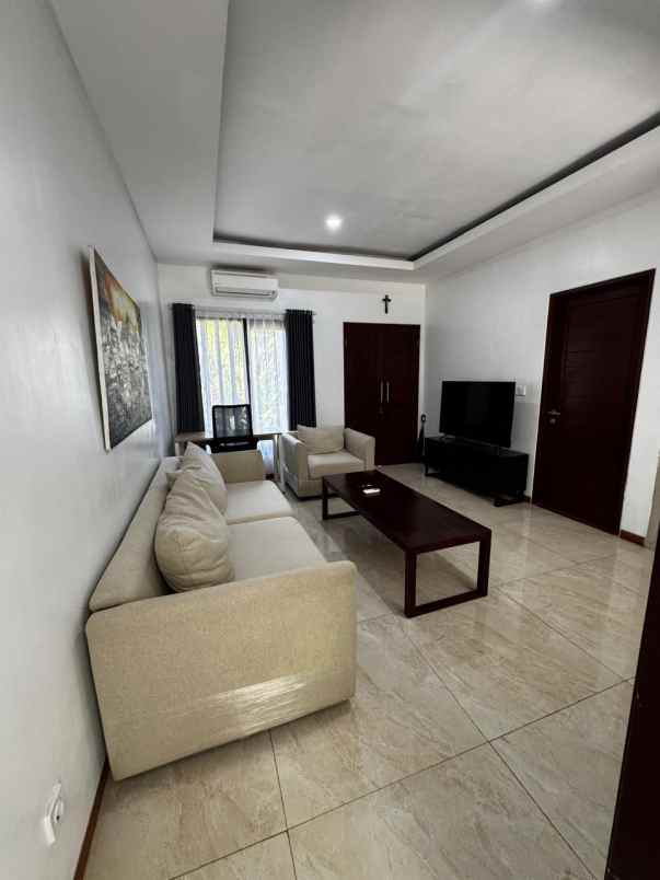 dijual rumah taman giri