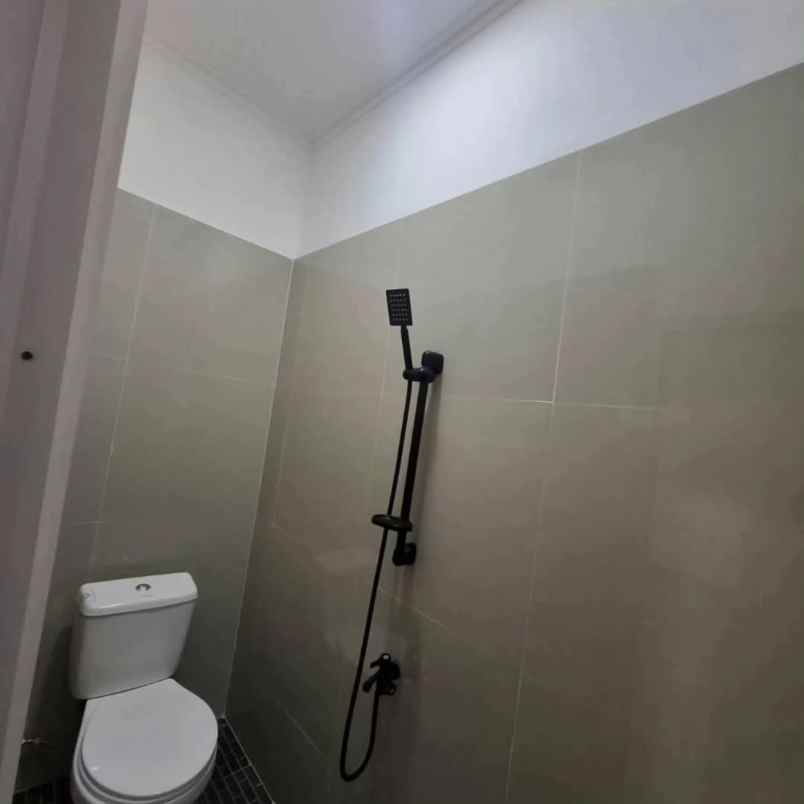 dijual rumah taman harapan baru kota