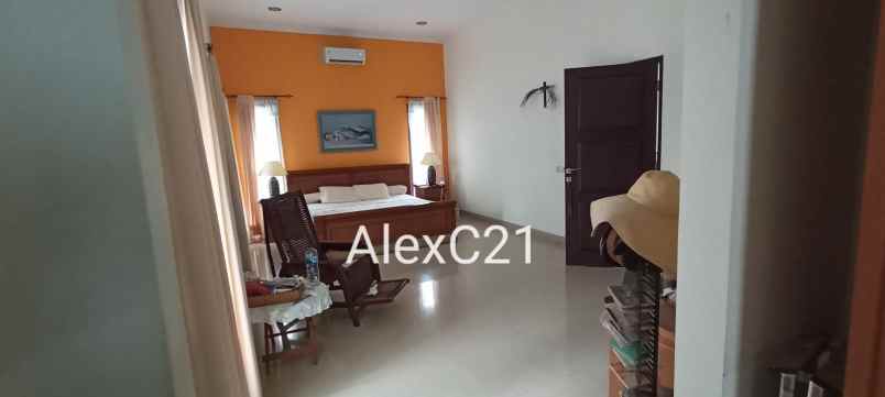 dijual rumah telaga golf