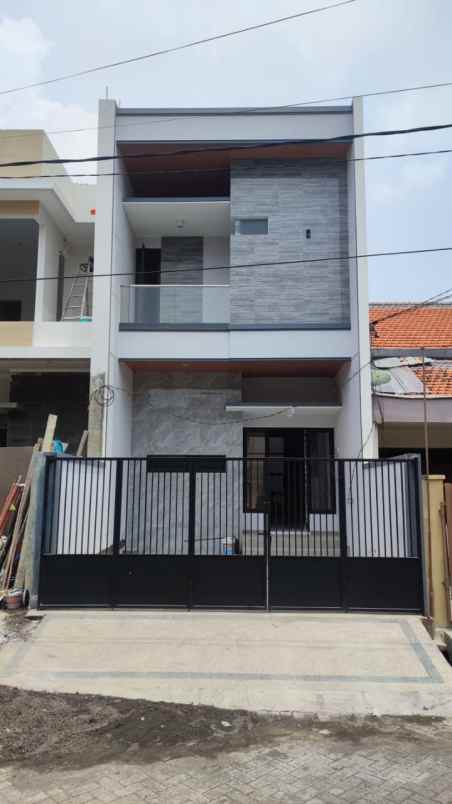 dijual rumah tenggilis utara