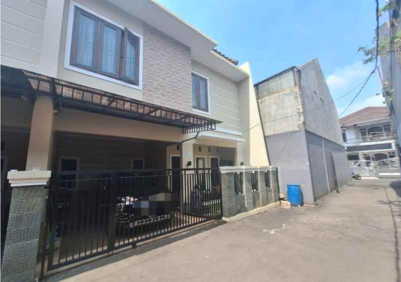 dijual rumah townhouse batas alamanda