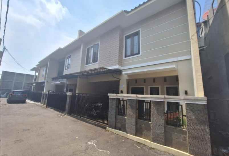 dijual rumah townhouse batas alamanda