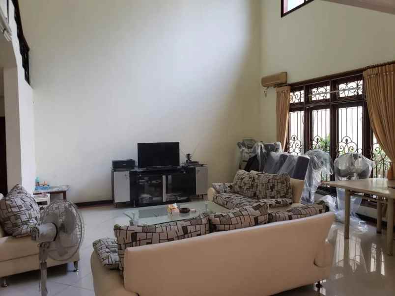 dijual rumah villa bukit mas