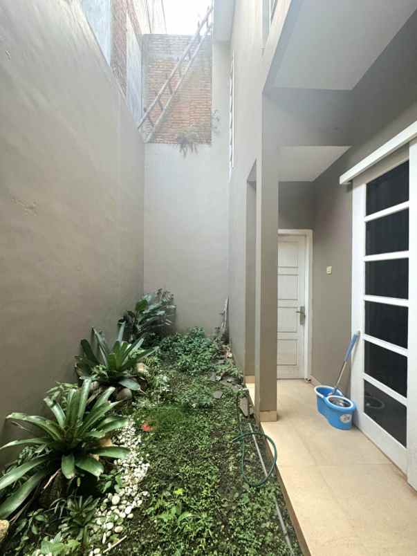 dijual rumah villa full furnish lokasi temas kota batu