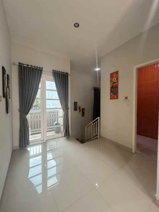 dijual rumah villa full furnish lokasi temas kota batu