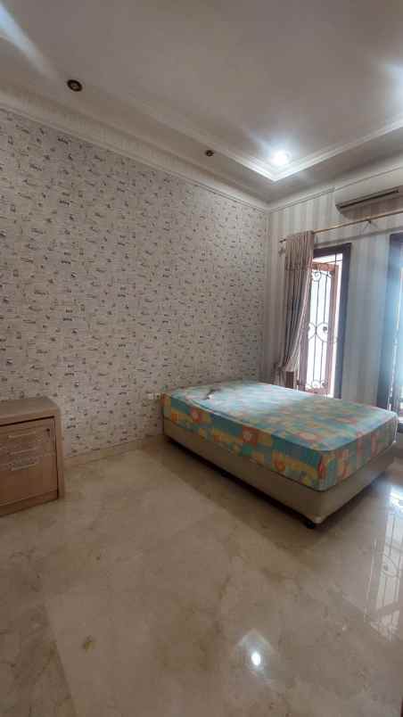dijual rumah villa permata gading