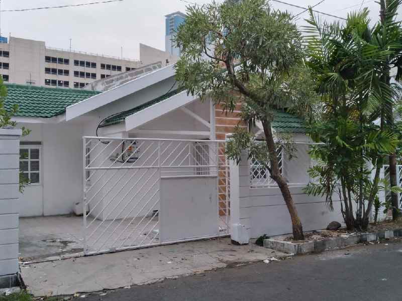 dijual rumah wisma permai barat