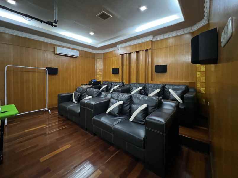 dijual villa komplek cemara asri