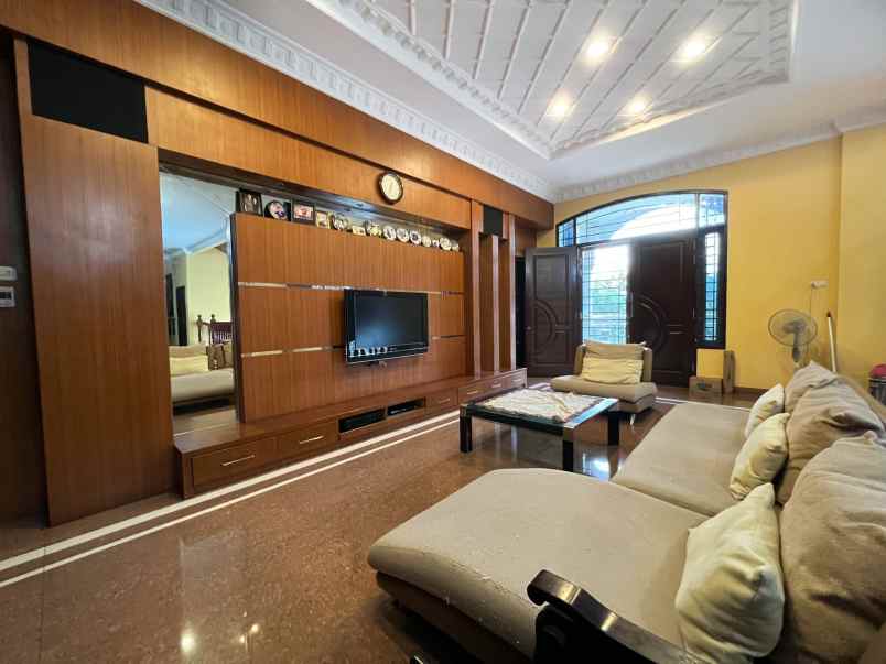 dijual villa komplek cemara asri