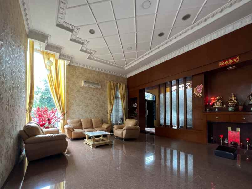 dijual villa komplek cemara asri