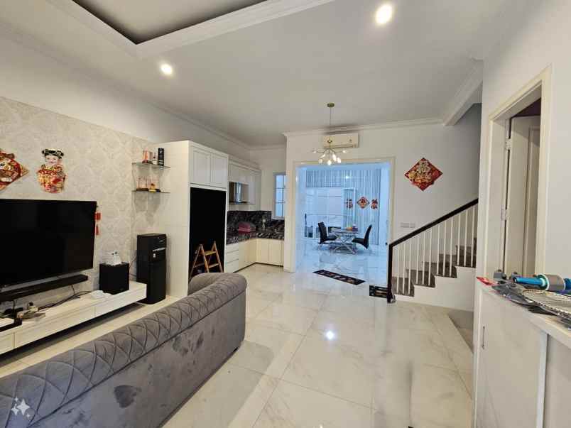 dijual villa komplek citraland gama