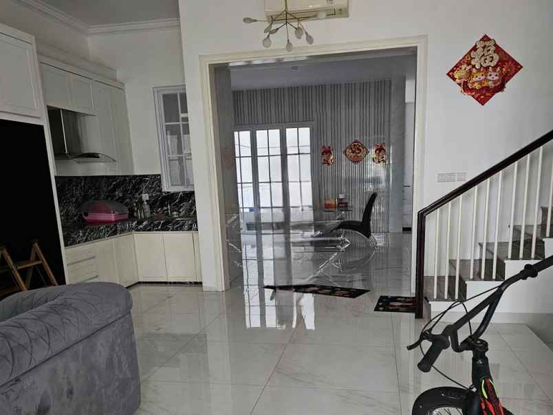 dijual villa komplek citraland gama