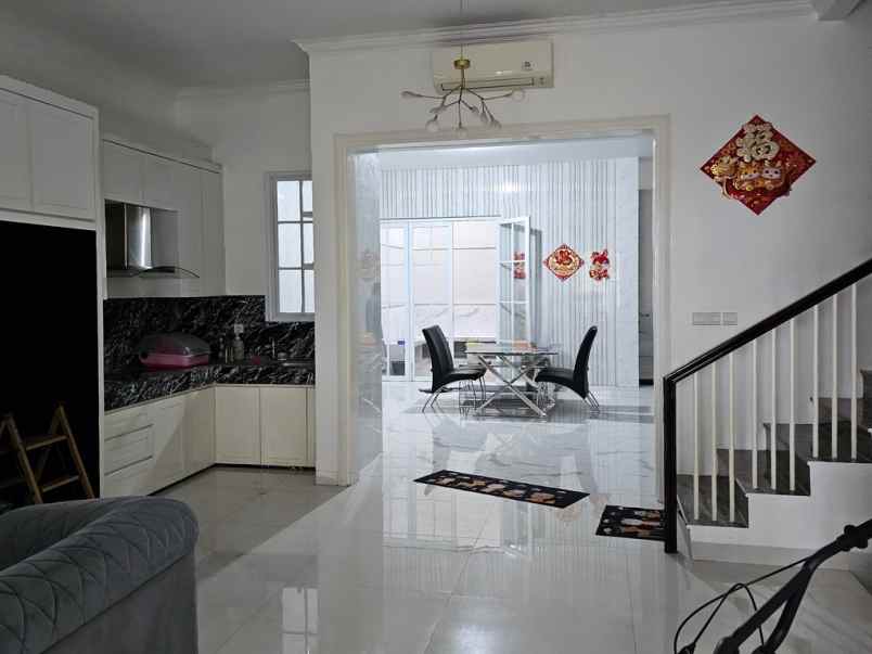 dijual villa komplek citraland gama