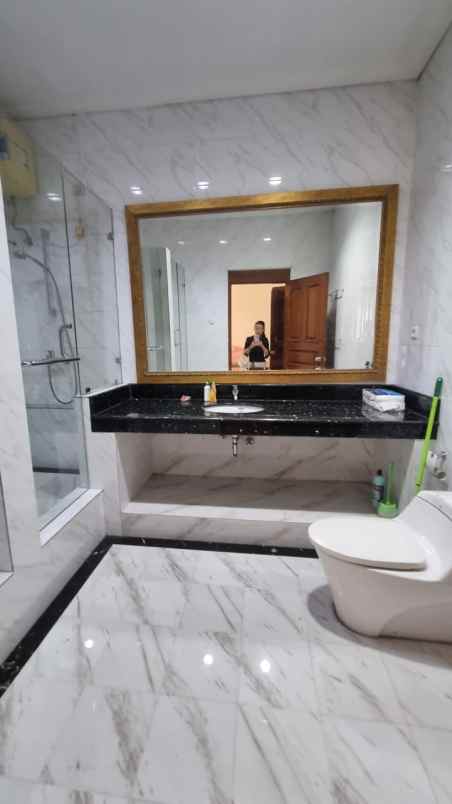 disewakan rumah jalan kembangan timur