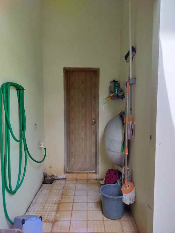 gudang dan kantor pinggir jalan di jatijajar depok