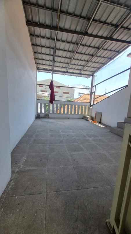 hook american minimalis dua lantai selangkah ke merr