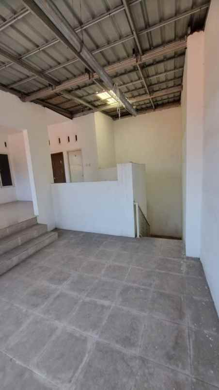 hook american minimalis dua lantai selangkah ke merr