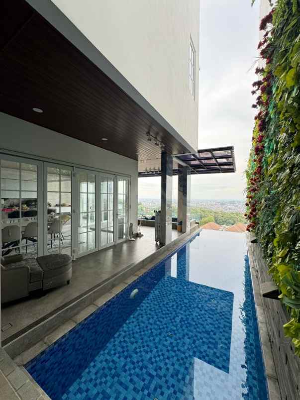 hunian lux 5 lantai semi furnished